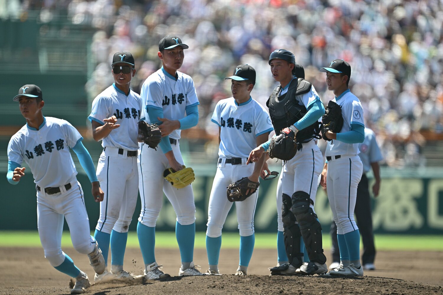 長身右腕の山梨学院・菰田は準決勝で早期降板した　©Hideki Sugiyama