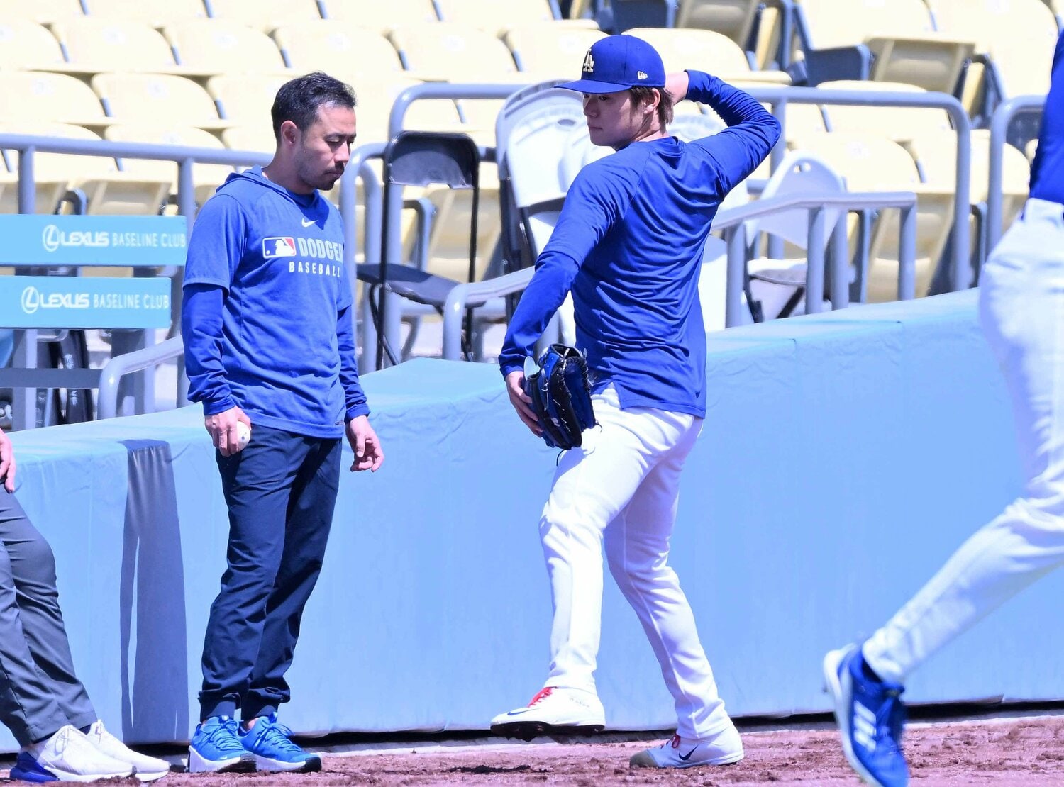 フォームを念入りに確認する山本由伸（2025年6月）©︎JIJI PRESS
