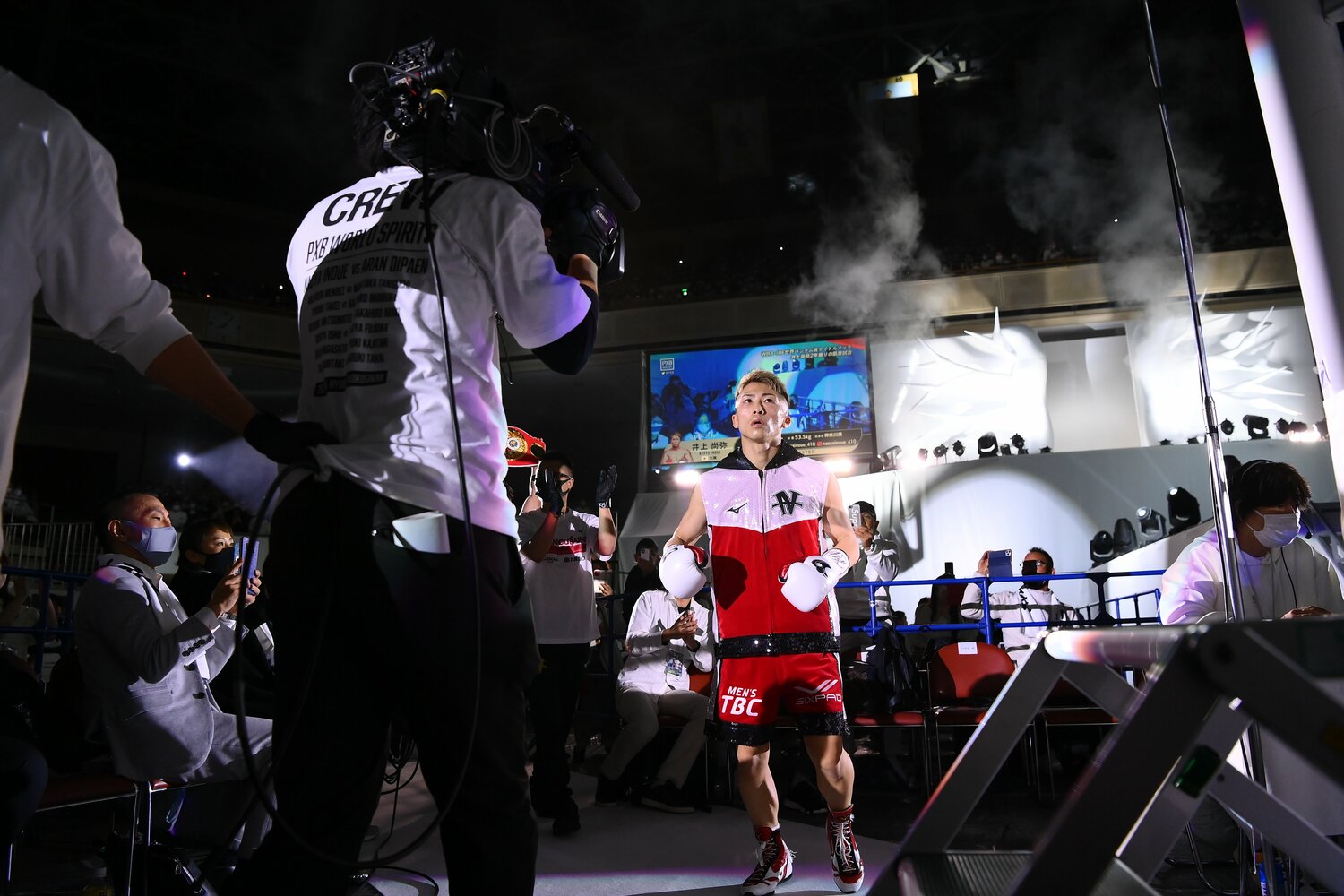 引き締まった表情で入場する井上。格下相手でも油断は慢心は一切ない　©PXB PARTNERS