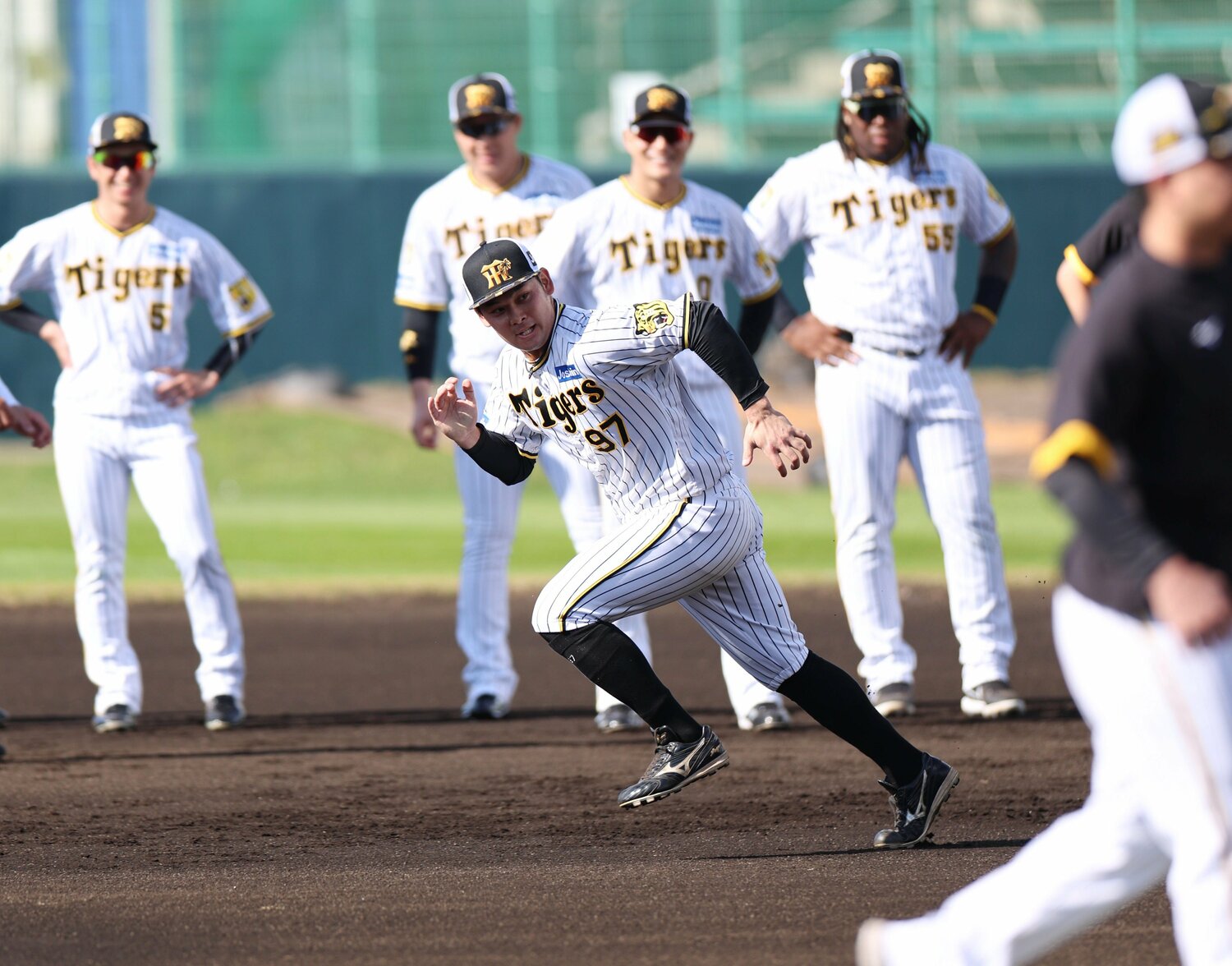 宜野座キャンプでは若手たちが溌剌としたプレーでアピールしていた。（手前は走塁練習する野口恭佑）©︎JIJI PRESS