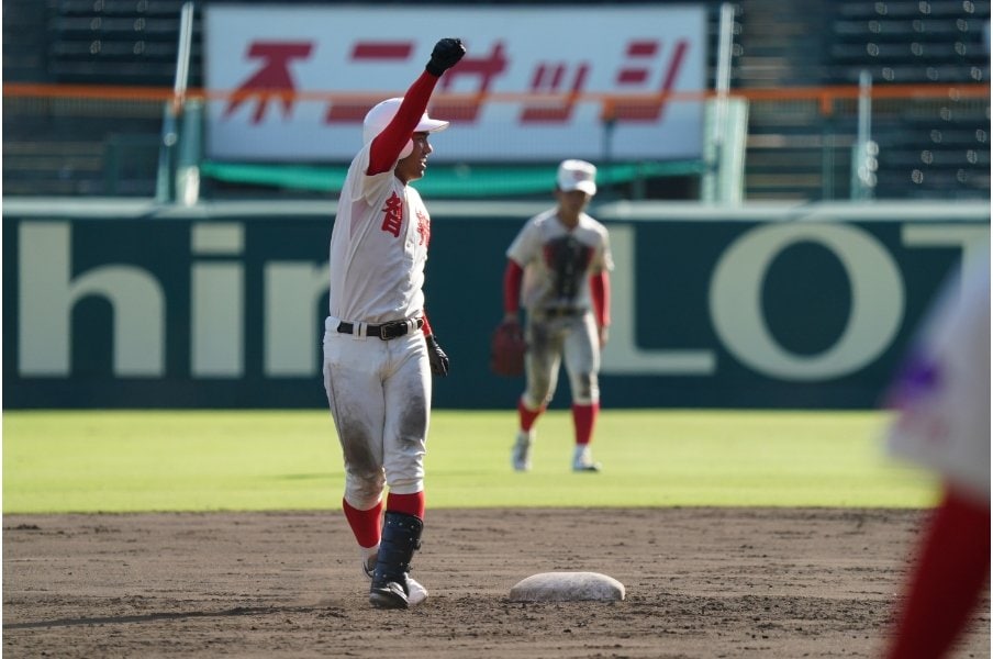 二塁打にガッツポーズの高嶋　©Hideki Sugiyama