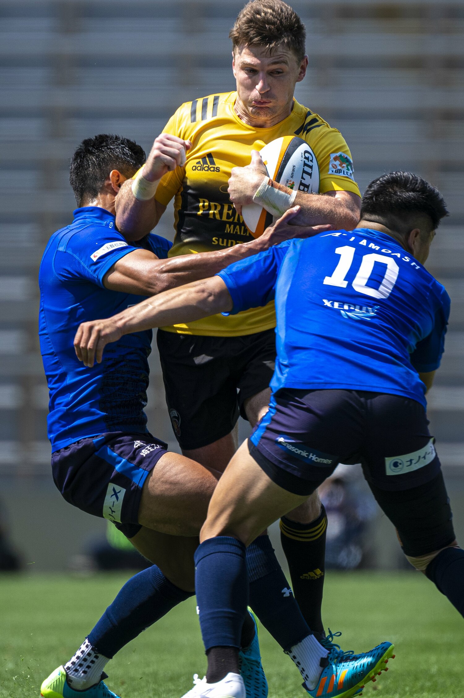 ボーデン・バレットにタックルを仕掛ける松田力也　©Takuya Sugiyama