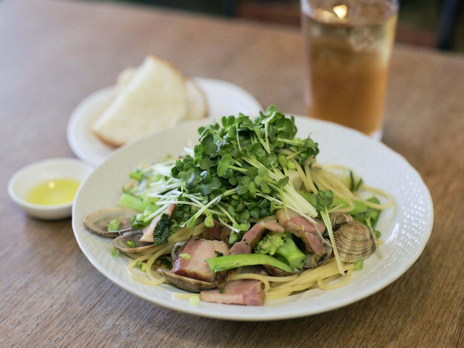 「あさりとベーコンのスパゲティ」には、毎日ご主人が市場で仕入れた数種類の野菜がおしげもなく使われている。スモークされた自家製厚切りベーコンの香りは食欲をそそる　©︎Yuki Suenaga