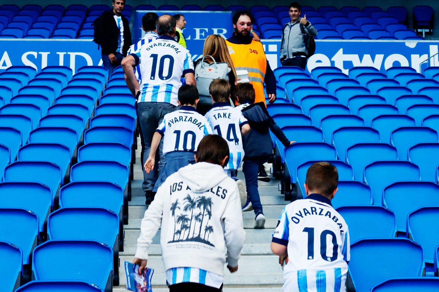 オヤルサバルの人気の高さとそこに食い込む久保の人気を感じさせるワンシーン　©Daisuke Nakashima