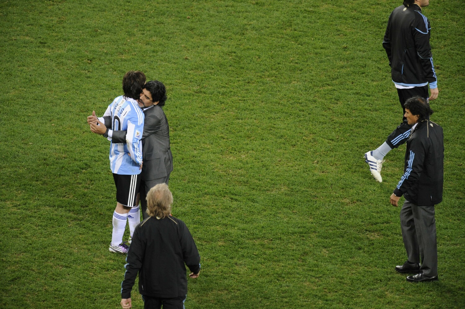 ドイツに大敗した後、メッシをハグするマラドーナ監督　©Takuya Sugiyama/JMPA