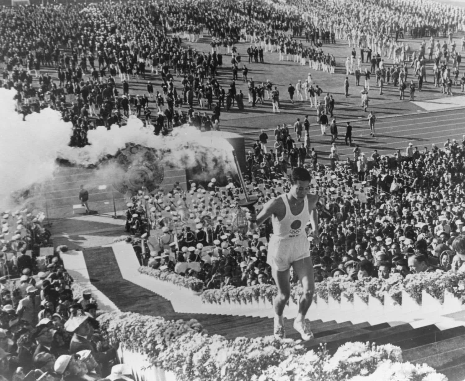 1964年、東京五輪で最終聖火ランナーを務めた坂井義則さん　©Getty Images