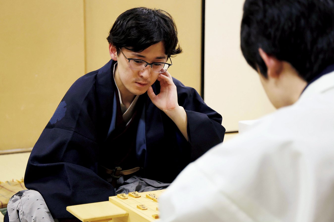 叡王戦第5局を終え、感想戦に臨む伊藤・新叡王。伊藤の目に涙が浮かぶ場面もあった　©︎JIJI PRESS