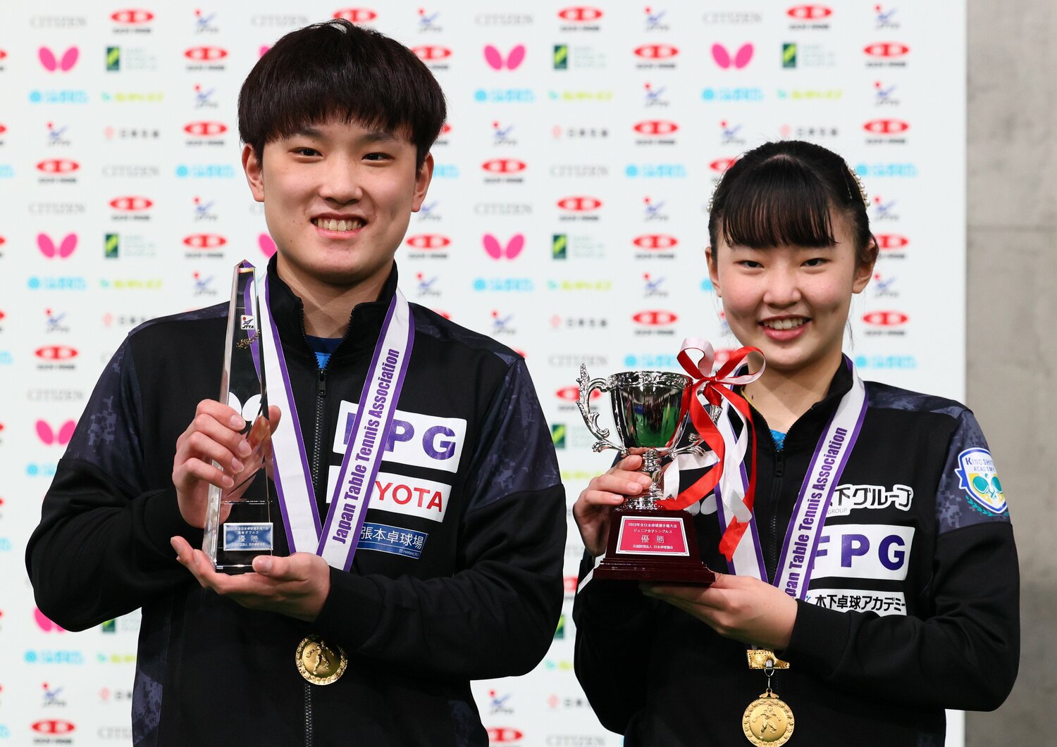 兄・智和と並び笑顔の張本美和（今年1月の全日本卓球にて）　©JIJI PRESS