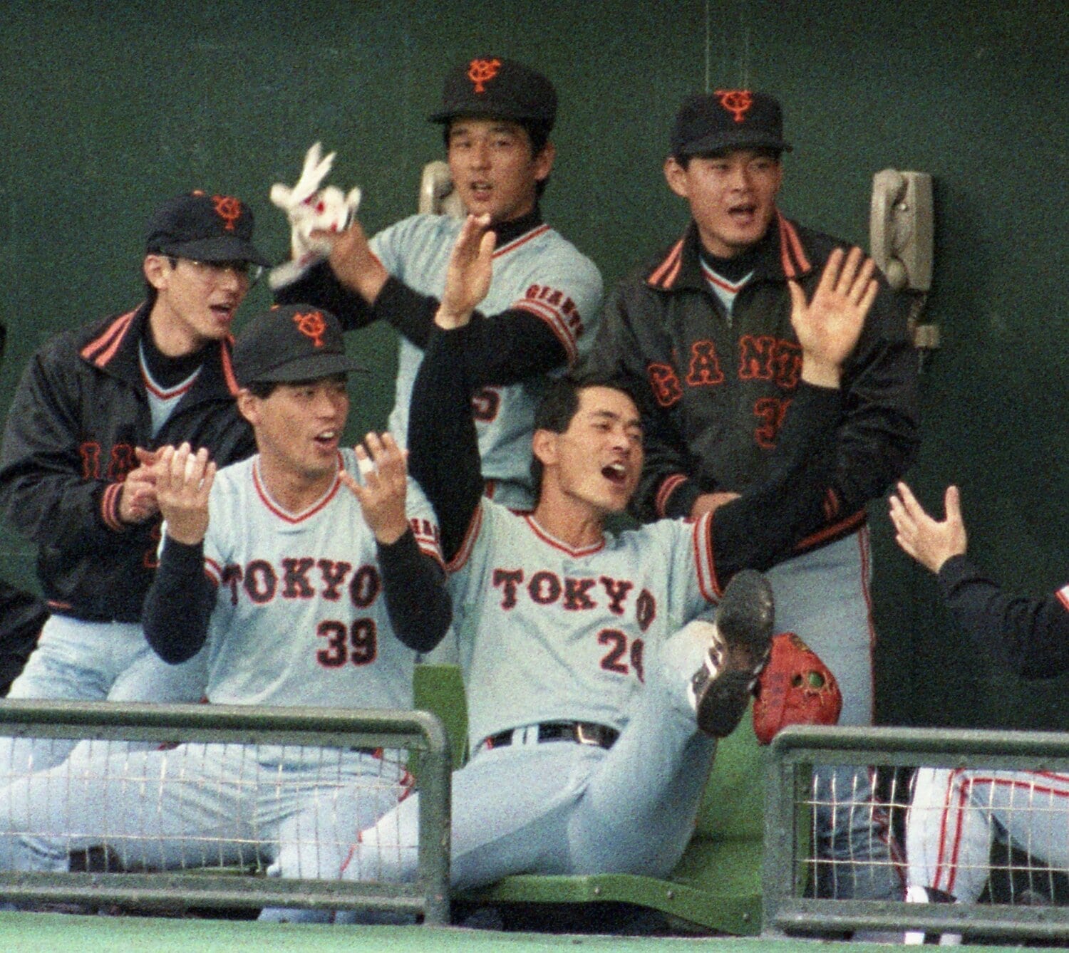 巨人のベンチにて、中畑らと肩を並べる章弘さん（下列一番左、背番号39）　©Sankei Shimbun