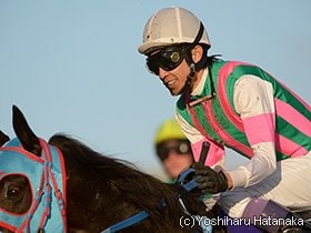 Yutaka Take
1969年3月15日、京都府生まれ。'87年のデビュー以来、年間200勝、前人未到の通算3400勝、'05年にディープインパクトで果たしたダービー4勝など、数多の名馬と共に様々な大記録を樹立。昨年11月のマイルCSで、2年ぶりの中央GI勝利。昨年までのJRA通算勝利数は3497。