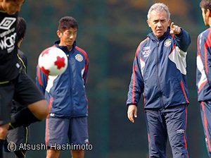 スタッフに指示を与えるネルシーニョ監督と井原正巳ヘッドコーチ（左）