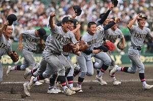 【秘話】一番投げた左腕エースで「213球」 東北勢初優勝とともに「仙台育英の5人継投」が“高校野球100年の歴史を変える偉業”な理由