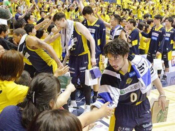 栃木ブレックス、決勝進出の陰に。選手の強気、コーチの献身、そして。＜Number Web＞ photograph by Kyodo News