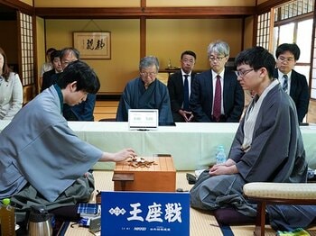 「実力としてまだ足りない」藤井聡太“八冠独占”から1年後の王座戦再戦…永瀬拓矢「止まっていた時間を前に」2人の心に芽生える“新局面”＜Number Web＞ photograph by 日本将棋連盟