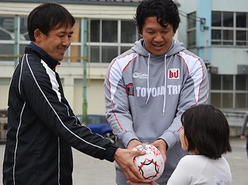 ラグビーW杯の功績を風化させない！元日本代表が子供達に託したボール。＜Number Web＞ photograph by Masataka Tara