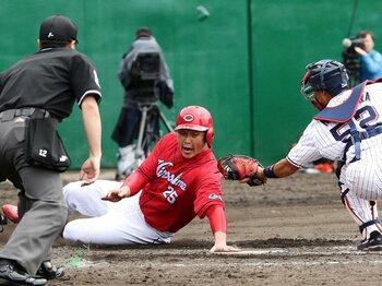 クロスプレー規定で野球が変わる？広島が始めた「ゴロゴー」作戦とは。＜Number Web＞ photograph by NIKKAN SPORTS