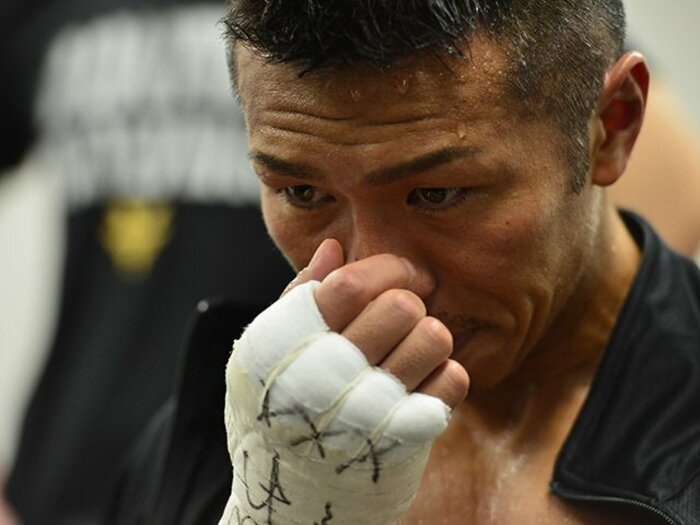 内山高志が36歳で選んだ現役続行。誰にも相談せず、体と心に問いかけ。<Number Web> photograph by AFLO
