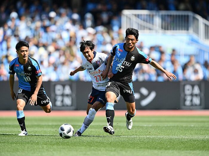 憲剛の予言的中。新人・守田英正が大島僚太と“川崎の三角関係”に。＜Number Web＞ photograph by J.LEAGUE