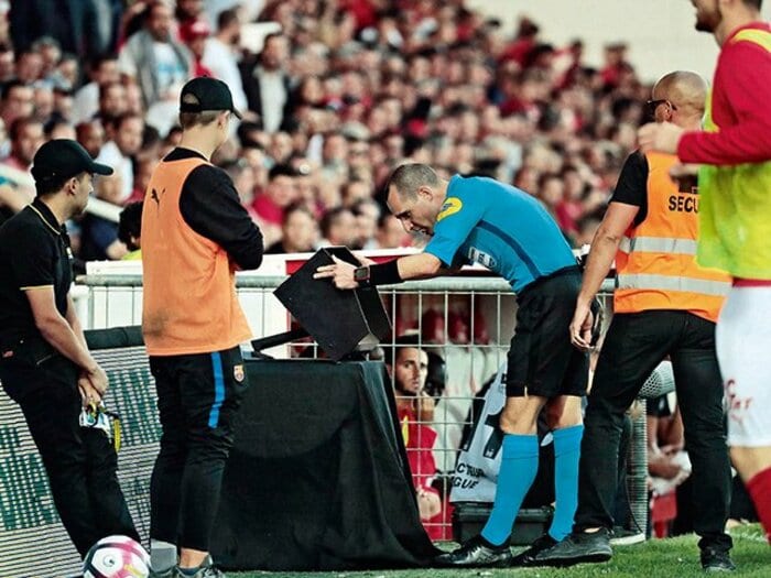 リーグアンではVARはどういう状況？概ね肯定も、フランス全土で大議論中。＜Number Web＞ photograph by Frederic Mons