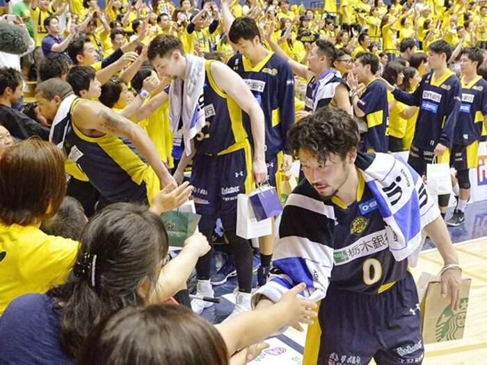 栃木ブレックス、決勝進出の陰に。選手の強気、コーチの献身、そして。<Number Web> photograph by Kyodo News