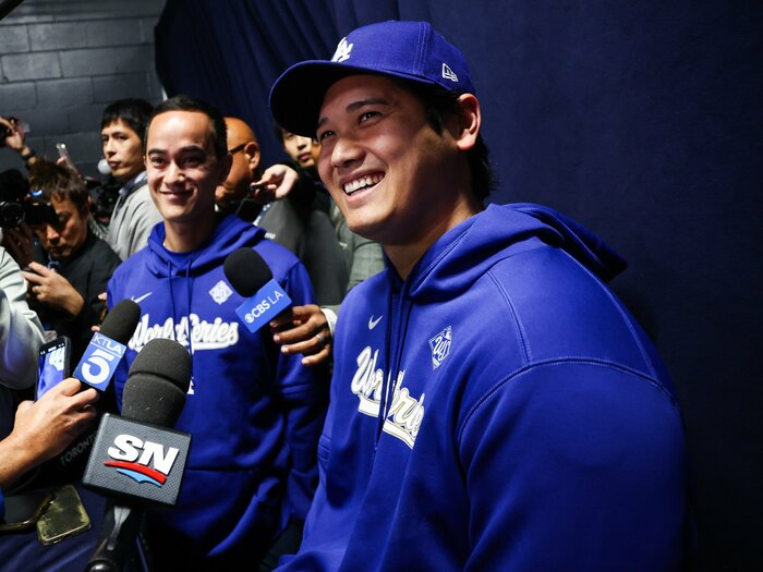 「ハハ、わからないです」大谷翔平が苦笑いのTikToker直撃取材…カオスすぎたワールドシリーズ前日ウラ話「WBCでも対戦ロイヤルズ主砲まで」＜Number Web＞ photograph by Cole Burston/Getty Images