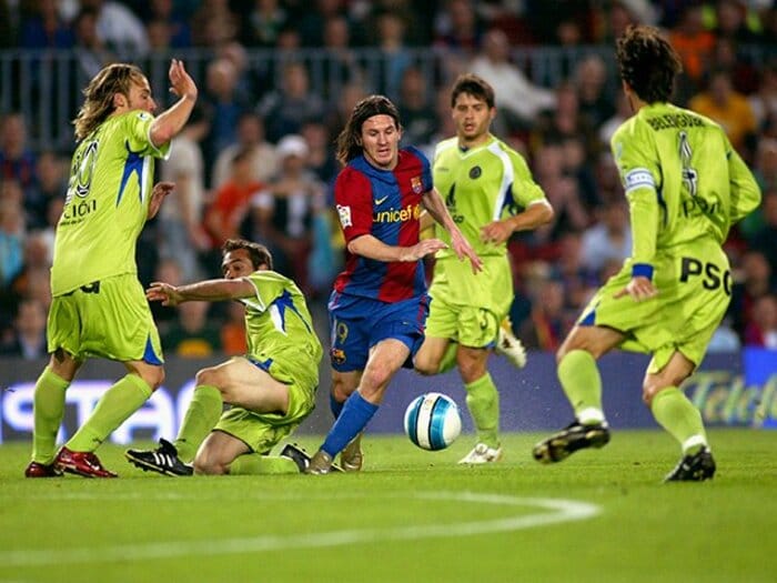 19歳のメッシによる伝説の5人抜き。カンプ・ノウに揺れた白いハンカチ。＜Number Web＞ photograph by Getty Images