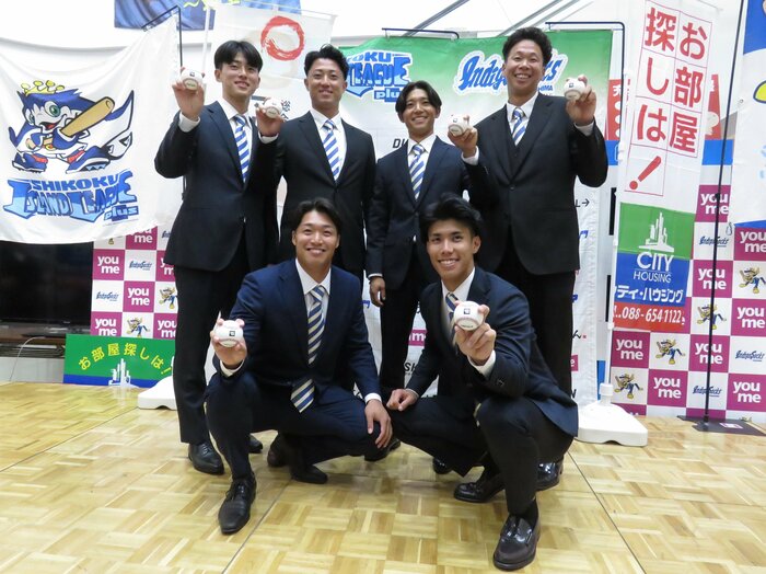 密着ドラフト会見「巨人・織田翔希“強行指名”にどよめき」「阪神が3人も…育成を評価か」「指名漏れ19歳は意外な表情」悲喜こもごもの独立リーグ徳島＜Number Web＞ photograph by Kou Hiroo