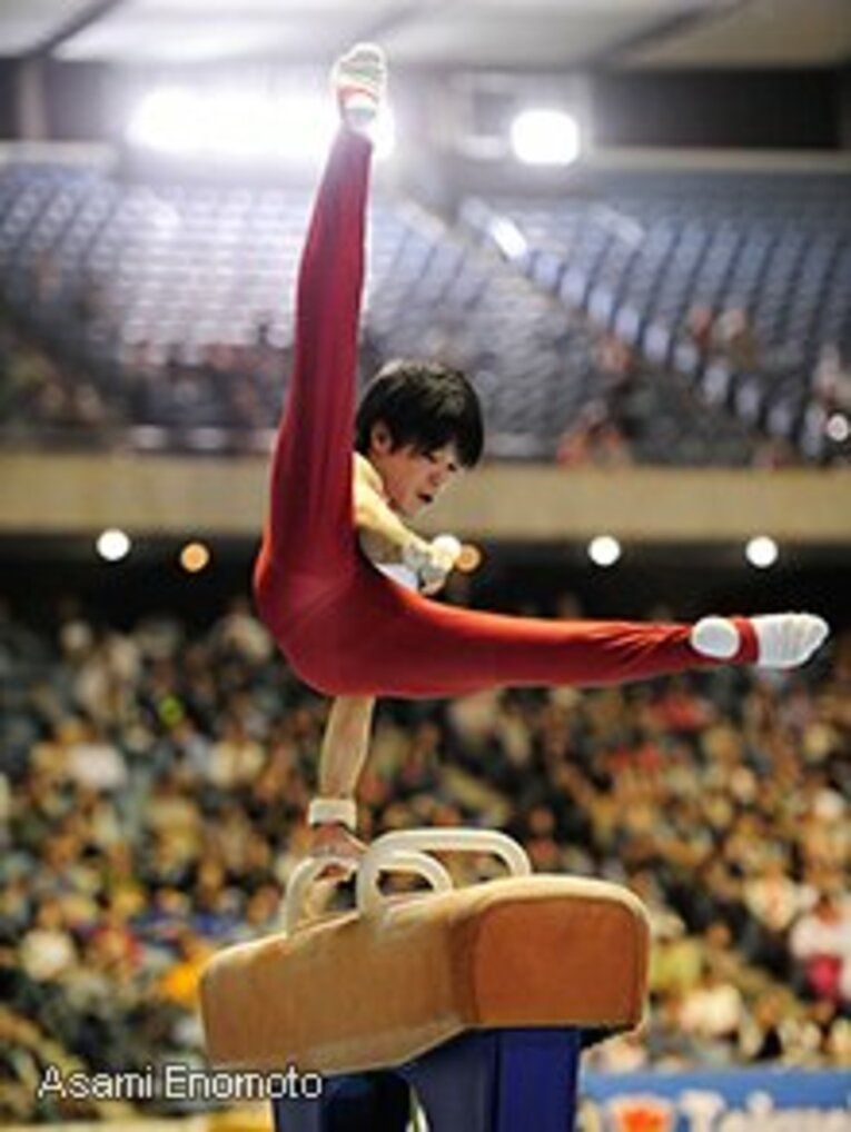 Kohei Uchimura
1989年1月3日、福岡県生まれ。東洋高、日体大を経て、現在コナミに所属。大学2年で出場した北京五輪では団体総合2位に貢献し、個人総合でも2位。日本のエースとなった'09年には、世界選手権個人総合を初めて制し、昨年秋まで3連覇中。162cm、54kg。 