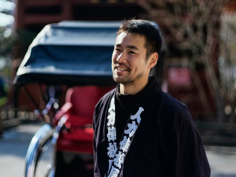 【人力車でバーチャル浅草さんぽ】元ラグビー日本代表…ムキムキの児玉健太郎さんが引く人力車で浅草を回った気になれる！　人力車夫のお仕事風景を見る　©︎Yuki Suenaga