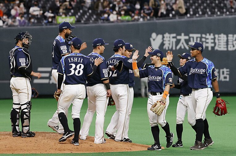 再開初戦となった楽天戦に勝利し、喜ぶ日ハムナイン ／ photograph by KYODO