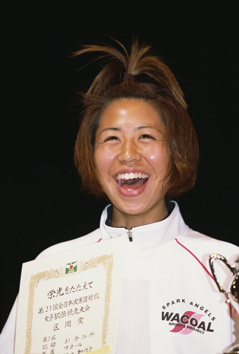 2001年、全日本実業団女子駅伝で区間賞を獲得した福士　©AFLO