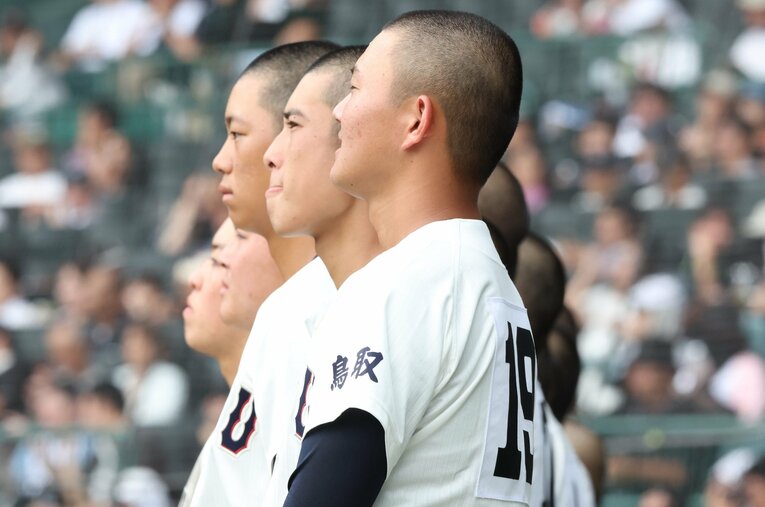 甲子園初戦で岡山学芸館に敗れた鳥取城北ナイン。夏の甲子園で鳥取県勢の連敗は11に伸びた ／ photograph by Sankei Shimbun