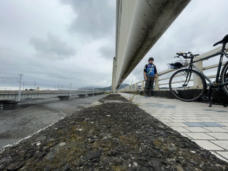 静岡市の駿河大橋を通過（小野田治矢さん提供）
