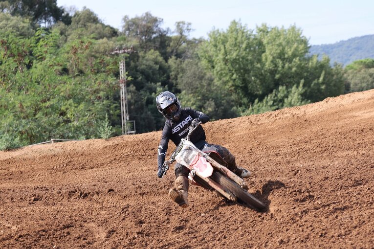 モトクロスでトレーニングをする小椋藍　photograph by Satoshi Endo