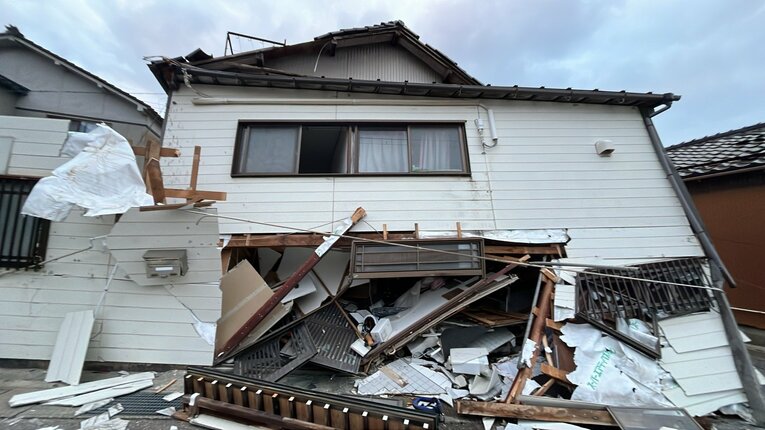 能登半島地震により2階部分が完全に押しつぶされた日吉さんの自宅（本人提供）