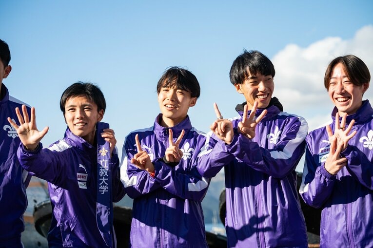 左から5区5位の山本羅生、4区12位の林虎大朗、3区13位の稲塚大祐ら4年生と、2区7位の馬場賢人（3年）　©Nanae Suzuki