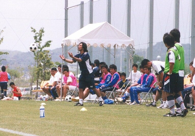 公式戦で、ボールを投げ返すヘッドコーチ荒川  （提供：荒川友康氏）