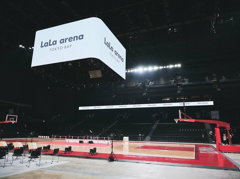 約423インチのセンタービジョンが設置されたアリーナ空間