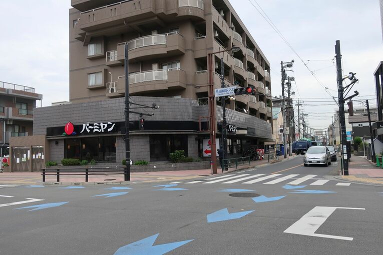 スタジアム通りのバーミヤン。試合日には混み合う