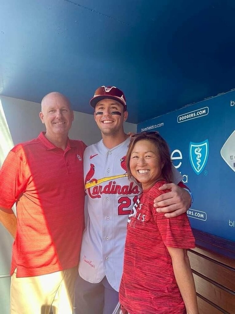 両親と笑顔で肩を組むヌートバー（母・久美子さん提供）