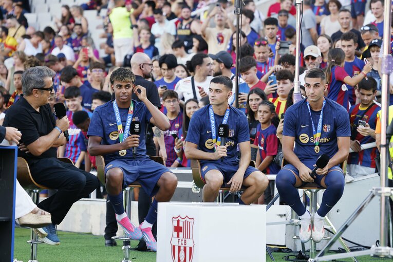 キックオフ前のピッチでは、バルサTV用の収録も　©Daisuke Nakashima