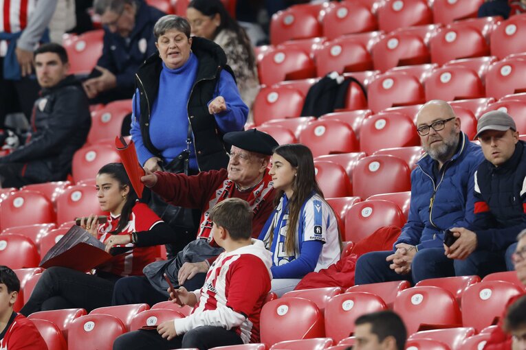 ソシエダサポの孫娘にビルバオの良さを伝えとく祖父？！©Daisuke Nakashima