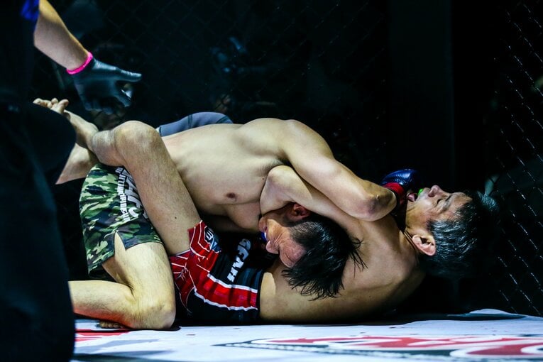 2018年7月、49歳にして韓国の格闘技興行AFGCに出場し、現地選手にギロチンチョークで一本勝ち　©Susumu Nagao