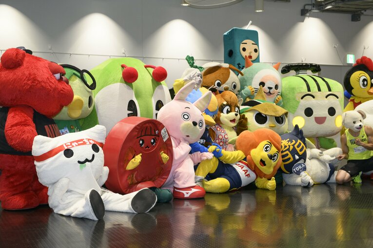 ゆるキャラ同士の団結は強い　©Hirofumi Kamaya