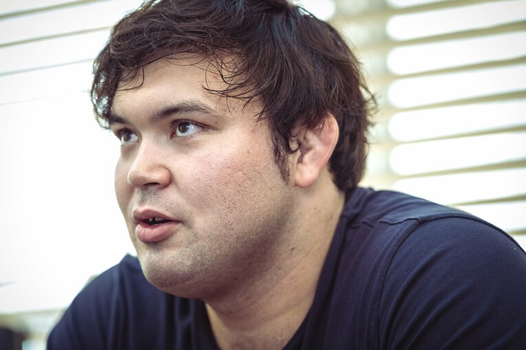 インタビューに応えるウルフアロン　©︎Takuya Sugiyama