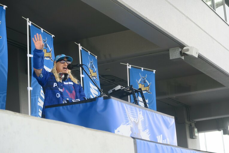 ラグビー・リーグワンのほか、Jリーグなどでもスタジアムを盛り上げるDJ KOO　©︎Tetsuya Urabe