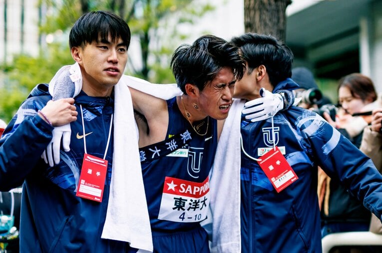 アンカーの薄根をゴールで出迎える石田。後輩に重圧をかけてしまった申し訳なさもあったという　©︎Kiichi Matsumoto