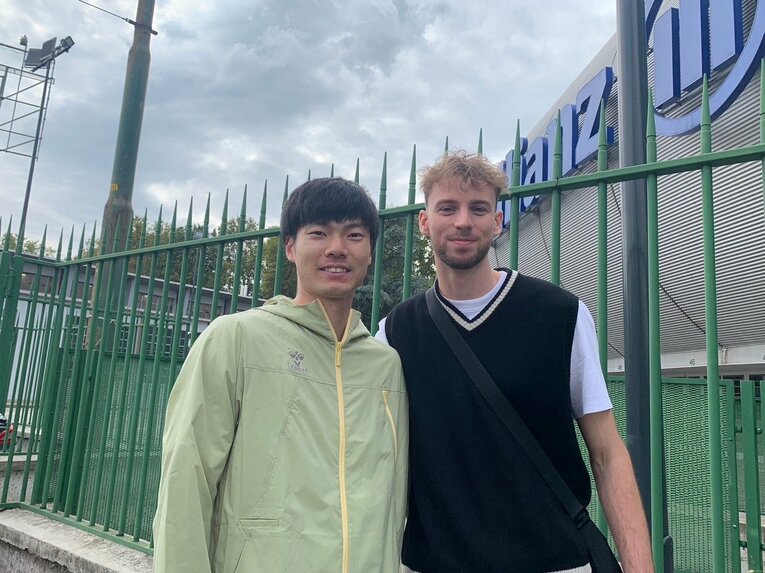 気が合ってすぐに仲良くなったチームメイトのフェレ・レゲルス（21歳、ベルギー）と2ショット　©︎Noriko Yonemushi