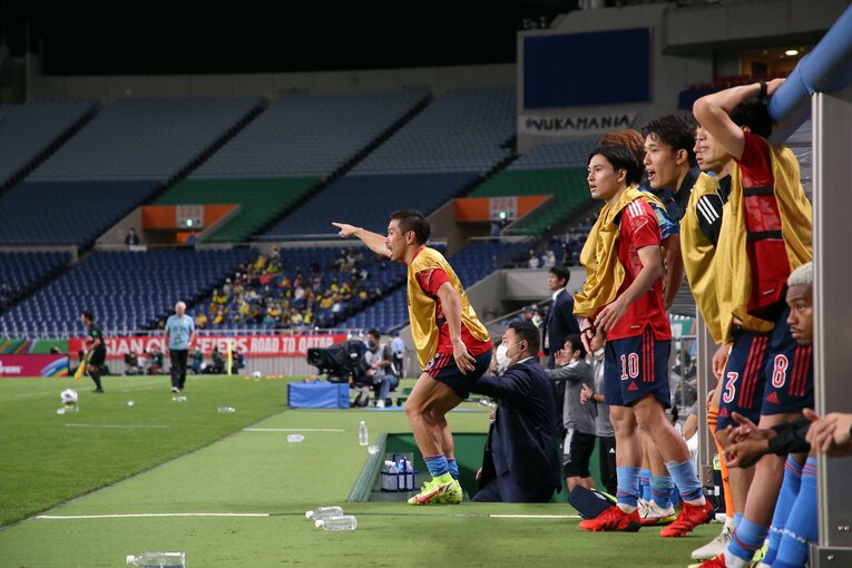 長友佑都は交代後もベンチから飛び出して仲間たちに声をかけ続けた　©AFLO