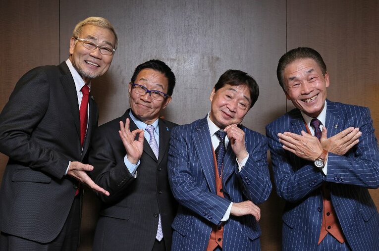 結成57年のおぼん・こぼん（右）、結成47年のオール阪神・巨人。東西を代表する漫才コンビの“超ビッグ座談会”が実現。おぼんさん（一番右）は結婚を3回していると話す ／ photograph by Shigeki Yamamoto